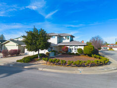 Front exterior corner lot at 967 Erica Drive in Sunnyvale’s Ponderosa neighborhood