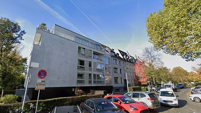 Düsseltalエリアの落ち着いた住宅街
エレベーター、駐車場付き
ゆとりある広さのリビング、
多くの収納スペース
最寄り交通機関駅まで徒歩４分程度
最寄り商店街通りまで徒歩７分程度