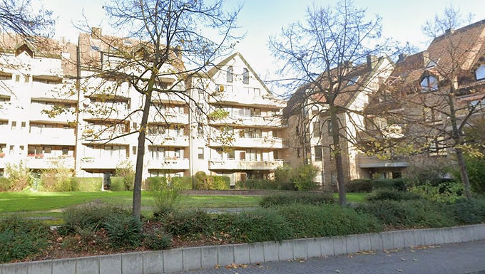 日本人幼稚園、日本人学校徒歩す  ぐの2LDK物件。
現入居者からキッチン、家具の買取が可能です。
エレベーター、建物地下駐車場あり。バルコニー付き。
室内(浴室)に洗濯機設置可(現テナントより引き継ぎ可)。バスタブ付き浴室、ゲストWC/シャワーブースあり。