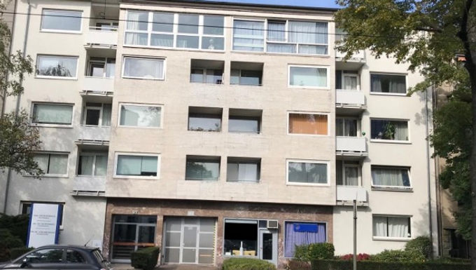 ☆Duesseltalのワンルーム＋個室キ ッチン
☆賃料に40ユーロ分の固定電気代も含む (自身での電気契約・支払い不要！）
☆エレベーター、内庭向きのバルコニーあり
☆キッチン付き（食洗器、洗濯機あり！)
☆クローゼット、照明、ベッドあり、駐輪場あり
☆地下駐車場オプション
☆最寄駅徒歩2分、スーパー複数、生活便利