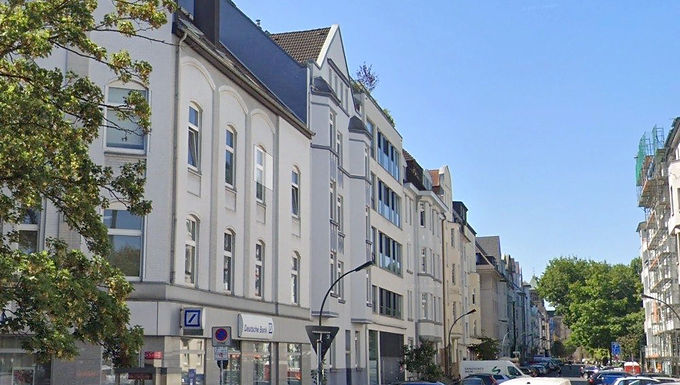 アンティーク基調  の建物
天井が高く空間が広く感じるお部屋
洗濯機は室内に設置
商店街通りNordstrまで徒歩1分
路面電車駅徒歩1分(Dreiecke駅）
総合病院徒歩6分程度にあります。
バスの利用で空港ターミナル一本（停留所まで徒歩５分）
カフェ、レストランが集中しているエリア