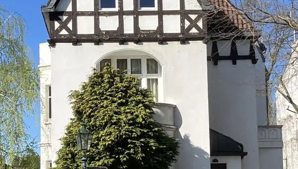 ベルゼンプラッツ界隈、閑静なSchanzen通りに佇む2世帯住宅のドイツ式2階のバルコニー付き住居です。オーク材フローリングの温かみのあるお部屋にモダンなキッチン設備、広くて使いやすいバスタブ付き浴室、室内に洗濯機も備わります。ゲストトイレもあり。
- オープンキッチンのリビング・ダイニング
- バスタブ、洗濯機を備えた自然光が差し込む広いバスルーム
- 独立トイレもあり
- Belsenplatz界隈、商店街すぐで生活便利、公共交通機関の乗り入れも多数
- 居住者証明付帯の路駐エリア、Belsenparkの地下駐車場もすぐ（要空き確認）


