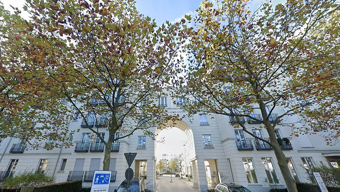 Heine-Heine-Gärten は、デュッセルドルフ・Heerdt地区に広がる
緑豊かなガーデン型高級レジデンスです。
丁寧に設計された複数の中庭と緑のアレイが、
建物に入る前から特別な住環境であることを感じさせてくれます。
今回ご紹介するのは、
ラグジュアリーな低層集合住宅内の代表的な住戸。
明るく開放的なリビング、静かな2つの寝室、
バスタブ付きのメインバスルーム（窓あり）と
シャワー付きのセカンドバスルームを備えた、
非常に完成度の高い2LDK住戸です。