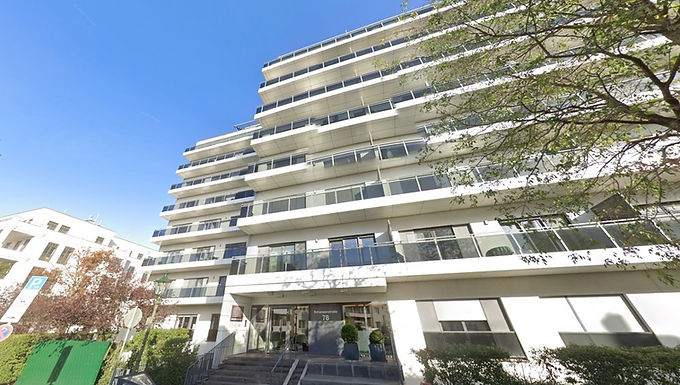 1970年代のオフィスビルを2007～2009年に全面改修し、66戸の高級住宅として生まれ変わった「THE HENRY’S」。外観は断熱改修済みのファサードと床から天井までの窓、全階に続くバルコニーが特徴で、2010年にはEffizienzhaus認定を取得。

今回の住戸は、天井高約3mと大きな窓で開放感にあふれる3部屋タイプ。全室からバルコニーへアクセス可能で、床暖房（各室個別調整）、天然木パーケット床、2つの高級バスルームを完備。室内に洗濯機接続あり。地下駐車場（+100€/月）または屋外駐車場（+70€/月）の利用も可能。コンシェルジュサービス付きで快適な日常をサポートします。

立地：オーバーカッセル中心部、Königsalleeやインナーシティまで車で約5分、メディエンハーフェン至近。買い物、教育施設、医療機関も徒歩圏内で、公共交通・高速道路へのアクセスも良好。
賃貸条件：解約不可期間1年、インデックス賃料制