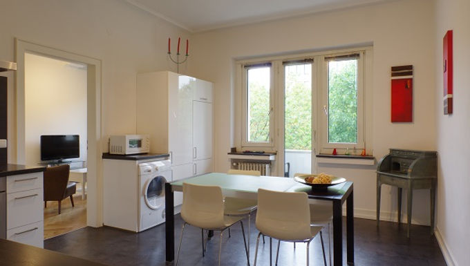 駅近の家具付き1LDK、希少な駐車場付き賃貸。使いやすいキッチン・ダイニングルーム、リビング、寝室兼書斎はゆとりある広さです。うれしいバスタブ付き、室内洗濯機・乾燥機、バルコニーあり。エレベータもあり。
又、インターネット（固定電話込み）も即使用可能です！(月額+40-45€程度)
トラム・Uバーン・バス駅すぐ、DerendorfのSバーン駅も近く空港行きも便利、周辺はスポーツ施設も多く様々なスポーツ実践でき、Zooパークでは四季を感じ日々のジョギング・ウォーキングも楽しめます。
地下駐車場は住居前通りの向い奥(信号渡ります)、車利用者にも大変便利な立地(各方面行き・アウトバーン入口すぐ)です。
