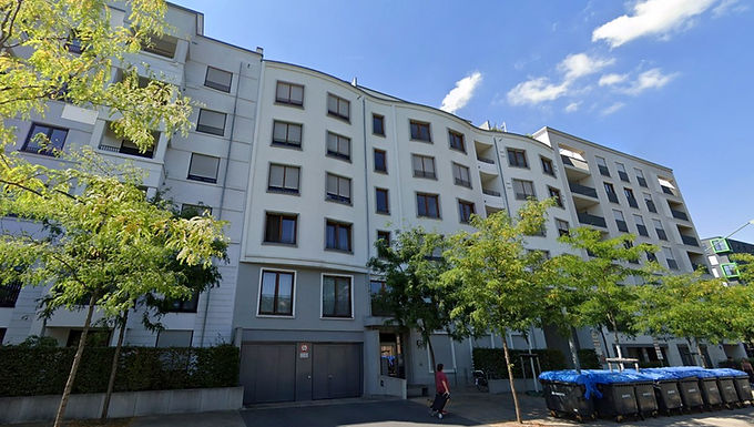 中央エリアに位置する「SENS」は、モダンなデザインと快適な暮らしを両立した住宅プロジェクト。今回の物件は、上質なパーケット床と全室床暖房を備えた明るい1階住戸。大型窓がもたらす豊かな採光と、オープンスタイルの高級システムキッチンが魅力です。寝室は使いやすい間取り、バスルームはバリアフリー仕様のシャワー付き。専用テラスと庭があり、都市の中心にいながらプライベートな屋外空間を楽しめます。

設備：エレベーター直通地下駐車場、専用地下収納、宅配ボックス、管理人常駐、専用洗濯機接続
共用施設：緑豊かな中庭、ゲストアパートメント、イベント・子どもケアなどを提供するサービスポイント
立地：旧貨物駅跡地の再開発エリア「Le Flair」内。近隣に買い物・飲食施設多数、公共交通機関アクセスも良好。