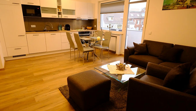 Immermannstrまで徒歩1分
新しい水回り、家具
エレベーター、洗濯機室内
オープンキッチンタイプ