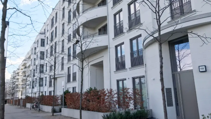 Pempelfortエリアの築浅家具付き、メゾネット物件。
EV直結の地下駐車場、地下物置あり。
バスタブなし、モダンなシャワールーム。
洗濯機は地下に専用あり。
賃料に2週間に1回の清掃代含む。