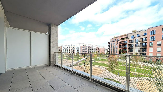 広々とした玄関ホー  ルからは、バスルーム、リビングルーム、そしてキッチンへアクセスできます。
リビングルームからは、床まである大きな窓からバルコニーに出ることができ、またドアを通じて寝室にも入れます。洗濯機は室内に設置可能です。バスタブはありませんが、モダンなシャワールームは広さがあり快適です。建物地下には駐車場、駐輪場を完備しています。