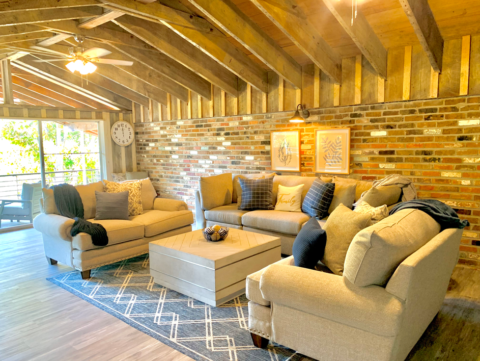 199/per night
(3 Queen Bedrooms/ 23 Full Baths w/ Lake View)