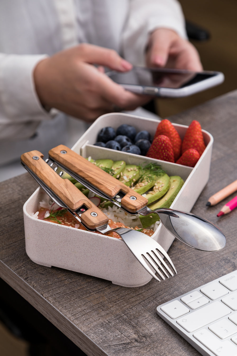 13h25 : couverts aimantés pliants Akinod