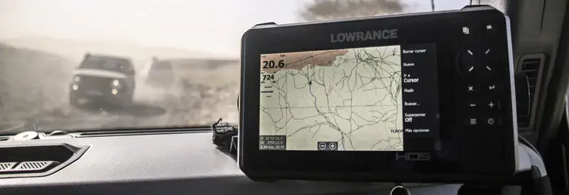 GPS Tout-Terrain : Pourquoi choisir un système dédié plutôt qu'une tablette ou un smartphone ?
