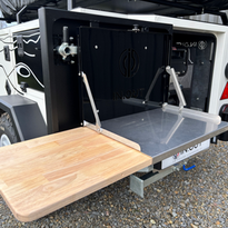 Tablette pliante de porte InOut sur remorque tout terrain M20 InOut