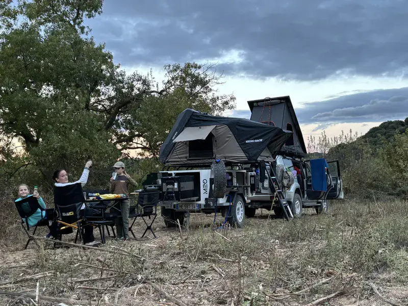 Tente de toit sur remorque 4x4 : Pourquoi la remorque InOut M20 tout-terrain transforme l'expérience du bivouac