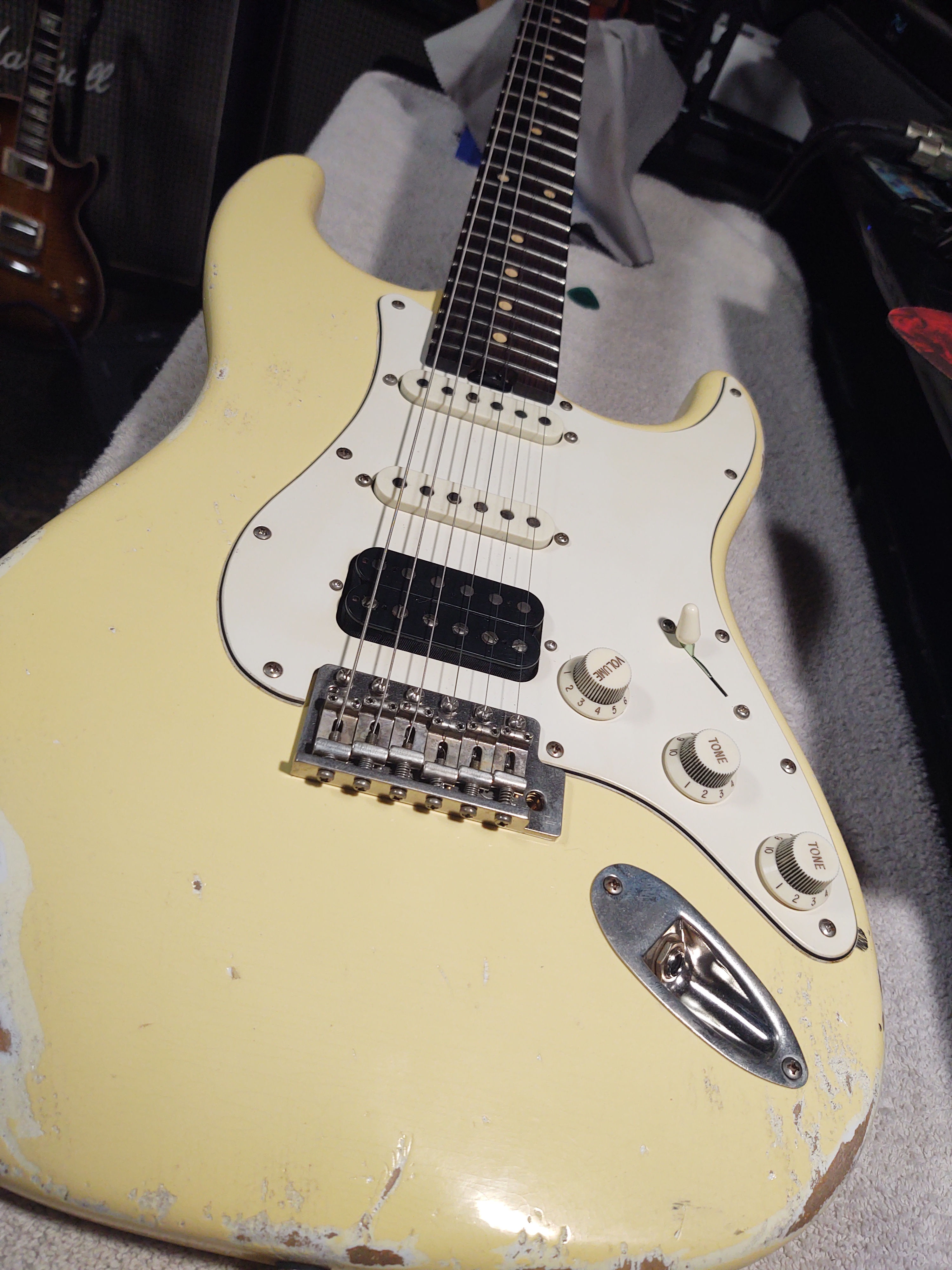 2024 Luxxtone Custom Shop Choppa S #822 2 Paint Faded Yellowed Olympic white, Cr