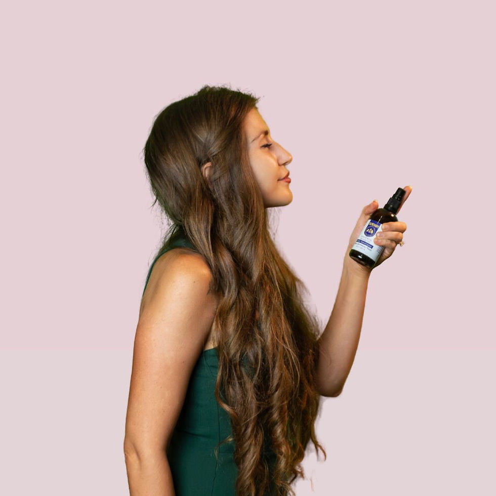 תמונה ממוזערת: אשה צעירה מריחה את הניחוח המרגיע והמהמם של מבשם קסם הרוגע CALMCHARM