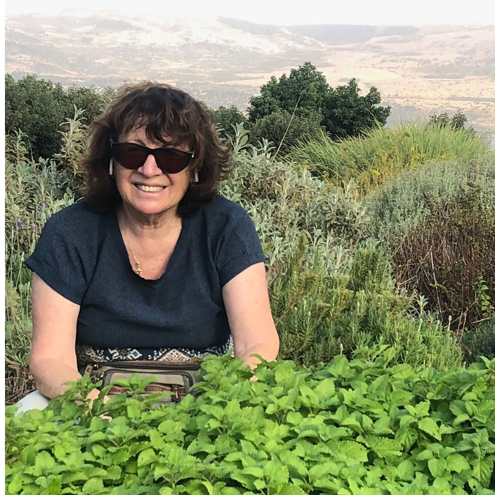 ד"ר נועה ציון מייסדת חלומות בטבע בגינת צמחי התבלין שלנו