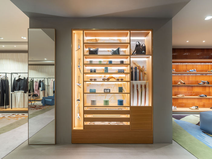 Aménagement intérieur de la boutique Loewe, réalisée par L2A Agencement – second-oeuvre, TCE, agencement, et éclairage sur mesure.