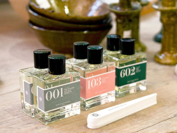 Parfums best-sellers de Bon Parfumeur présentés lors de l’événement chez Merci, accompagnés de touches olfactives pour l’expérience sensorielle.