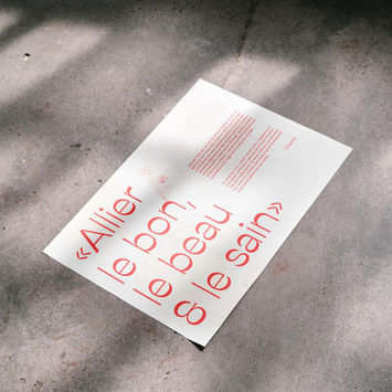 Affiche manifeste Jacquie Club imprimée au sol, avec la phrase “Allier le bon, le beau & le sain” – principe de marque et ton éditorial.