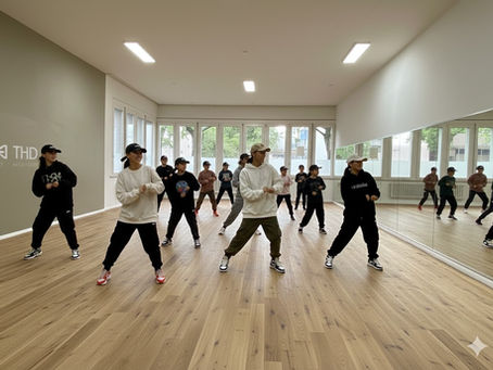 Menschen, die in einem Tanzstudio tanzen