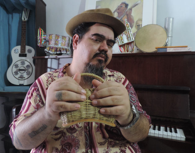 Jurandir Bozo com a BIZUNGA, Instrumento usado no Coco de Roda.jpg
