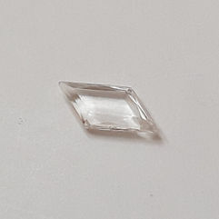 Rhombus-shaped glass stone.
size: 5x8mm