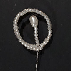 Single Loop pearl beaded wire ornament with wire stem.
sizes (without stem): 30x40mm