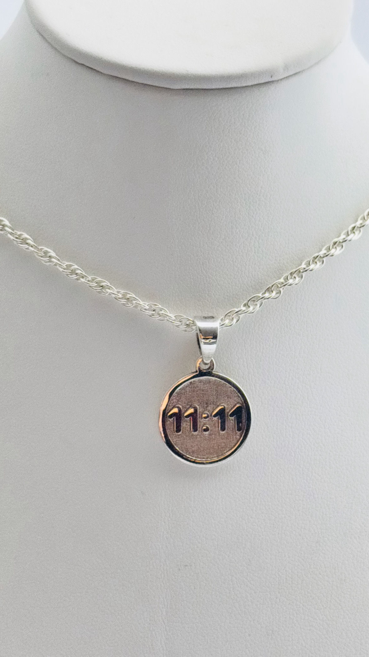 Medalla 11:11 en plata 925. Sin cadena