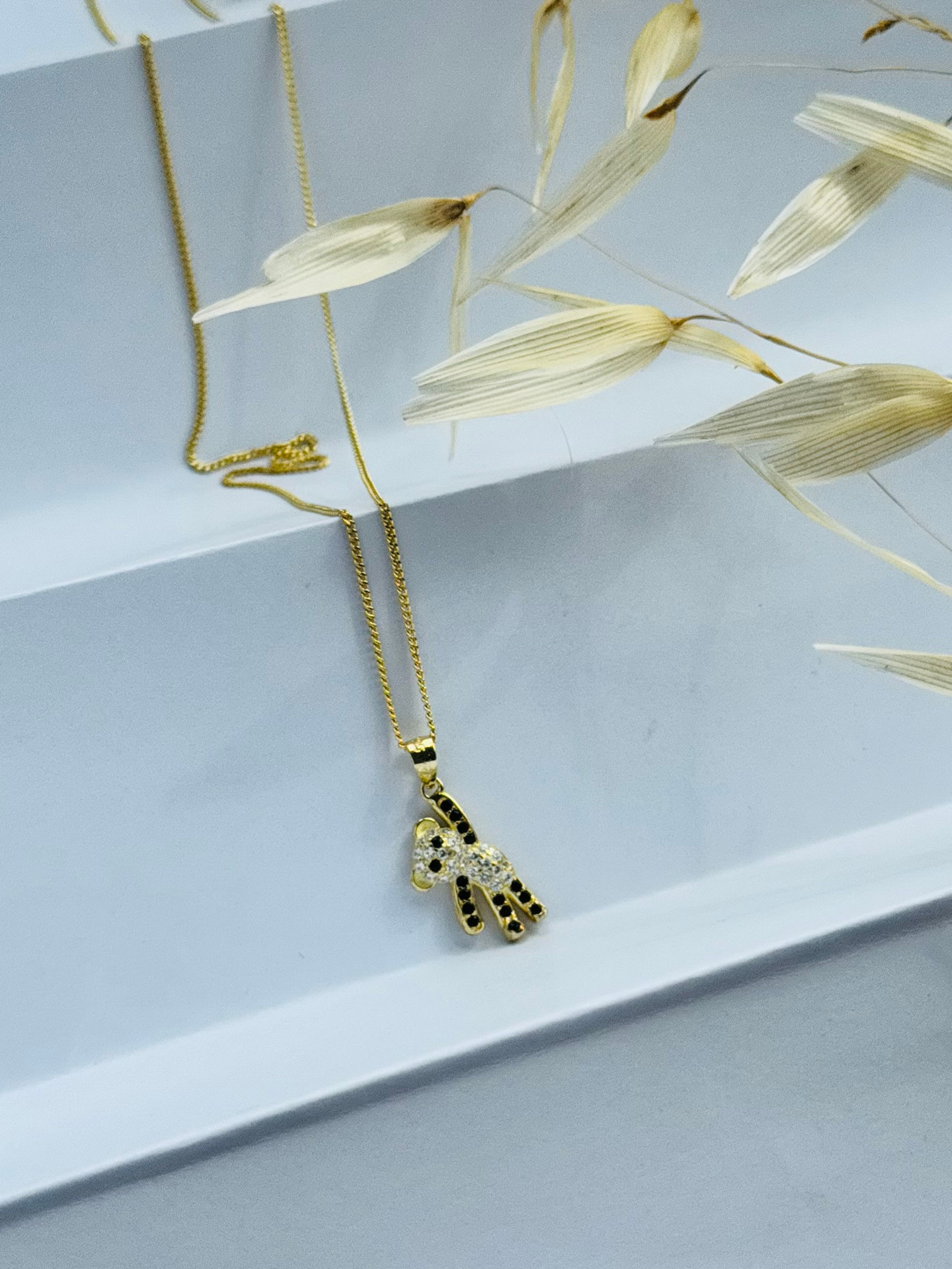 Osito en circonias negras y cristal. Plata 925 con baño en oro