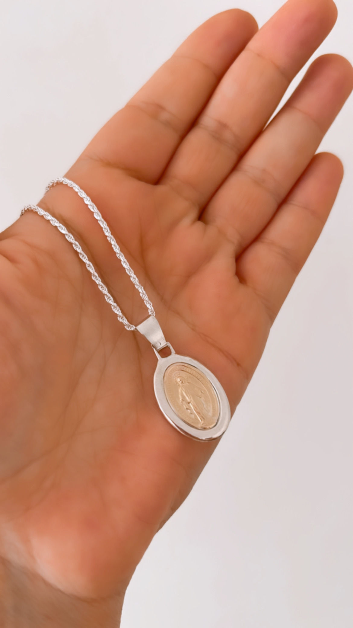 Dije con Cadena 