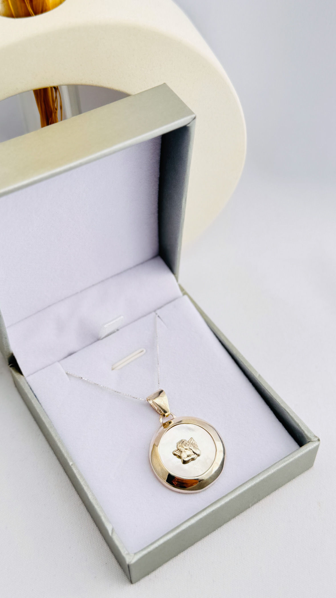 Dije Angel en nácar. Sin cadena 