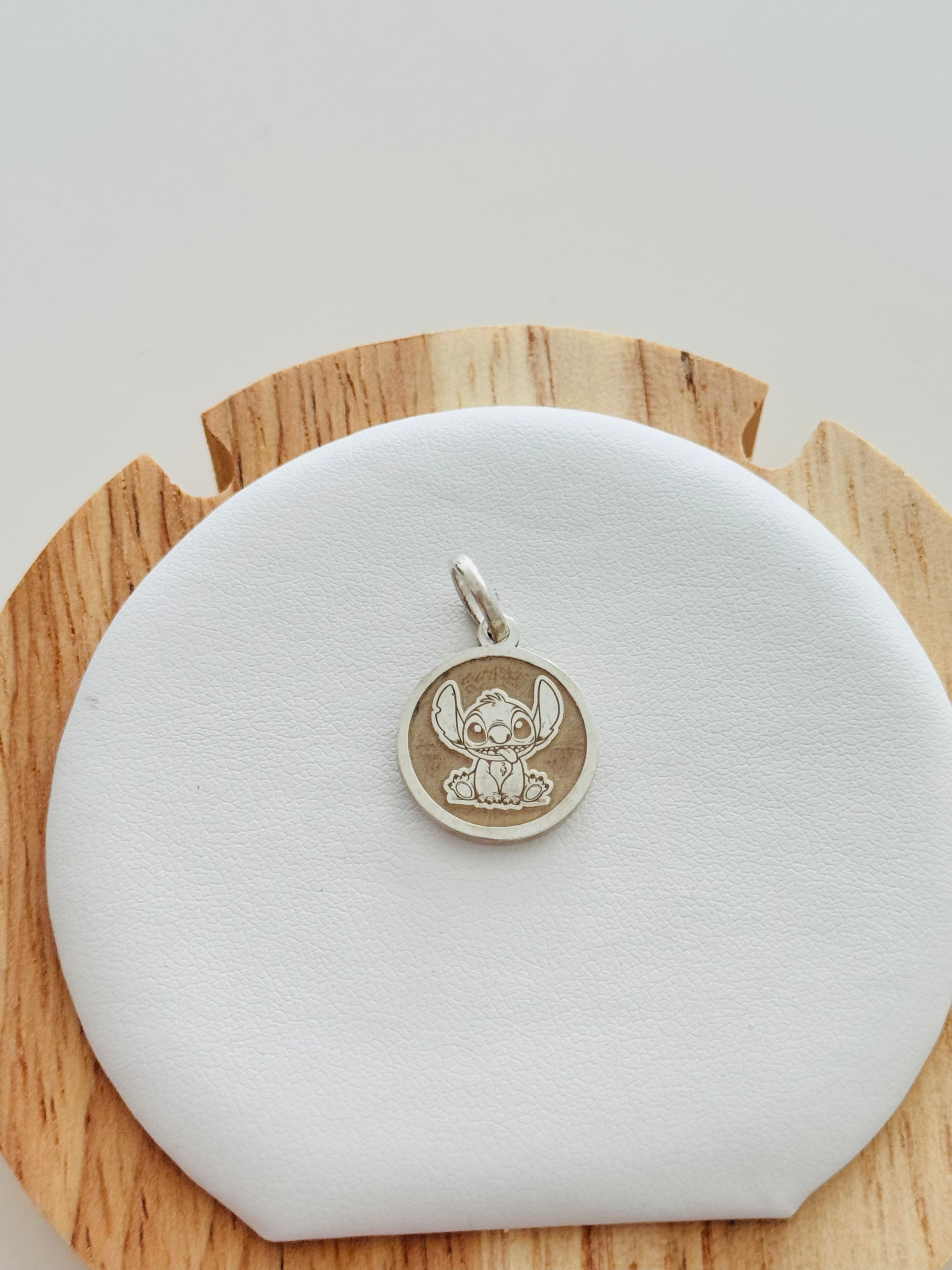 Dije stitch sin cadena 