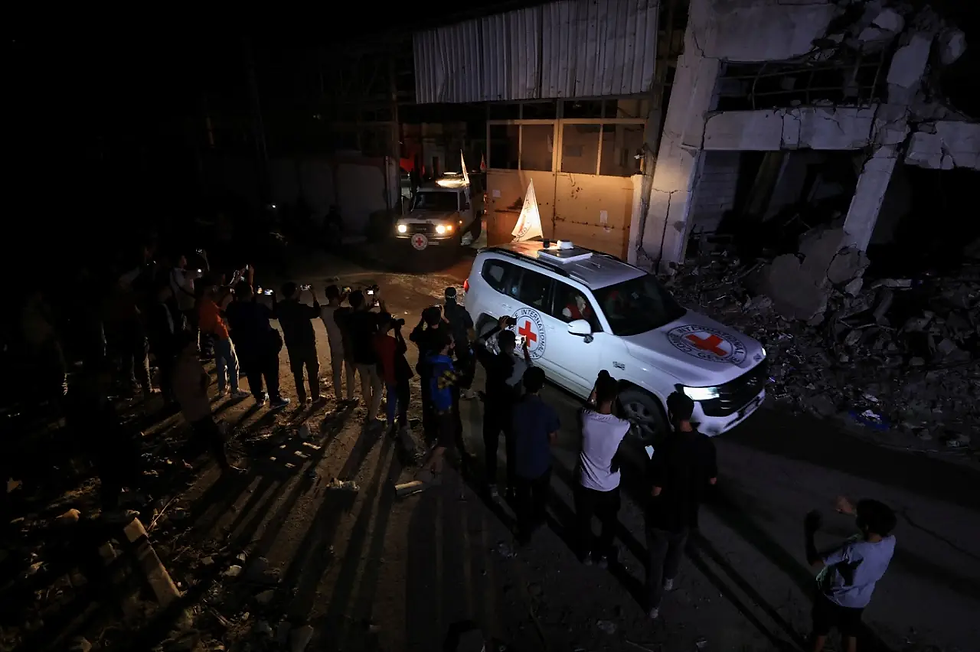 Cruz Vermelha recebe corpos de reféns do Hamas como parte da troca do cessar-fogo em Gaza 14/10/2025 REUTERS/Dawoud Abu Alkas