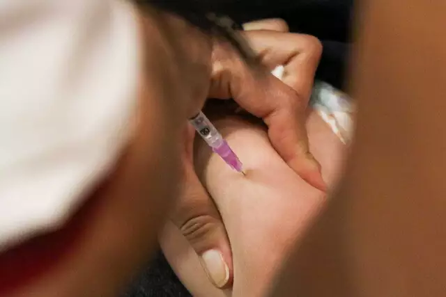 Vacina contra gripe sendo aplicada em moradora de Campo Grande (Foto: Henrique Kawaminami)