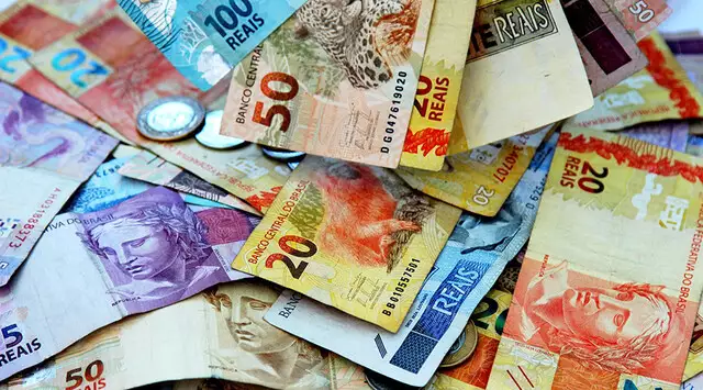 O salário extra deve injetar R$ 369,4 bilhões na economia em 2025, segundo estimativa do Dieese