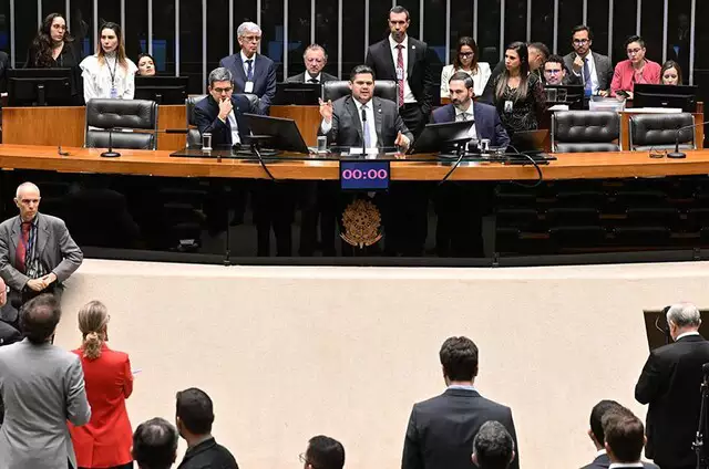 Sessão do Congresso que aprovou o orçamento da União para 2022: R$ 61 bilhões para parlamentares e quase R$ 5 bilhões para campanhas (Foto Carlos Moura/Agência Senado)