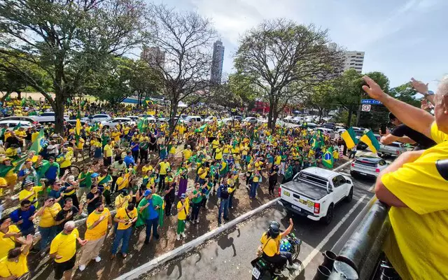 Apoiadores de Bolsonaro participam de movimento na Afonso Pena (Foto: Henrique Kawaminami)