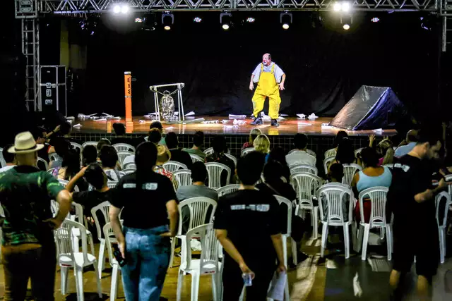 Público assistindo peça teatral no Circuito Comunidades do Campão Cultural em 2025 (Foto: Marithê do Céu)