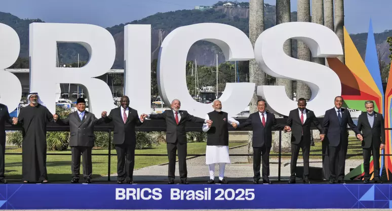 Foto oficial da Cúpula do Brics no Rio de Janeiro, no Museu de Arte Moderna (MAM), na cidade do Rio de Janeiro, neste domingo, 6 de julho de 2025.