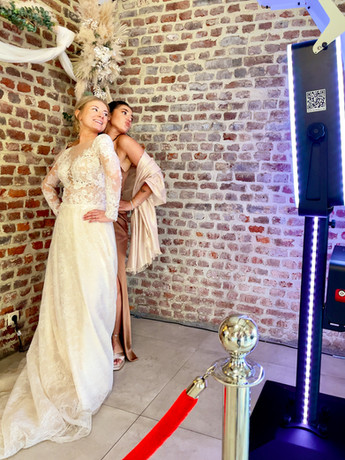 une mariée et sa témoin qui posent devant le photomaton de Booth4You