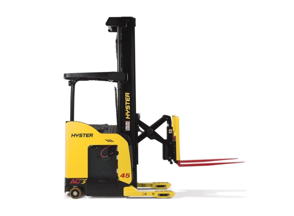 montacargas hombre parado con reach , orderpicker, apiladores electricos, toyota, crown , hyster, yale, caterpillar, hyundai