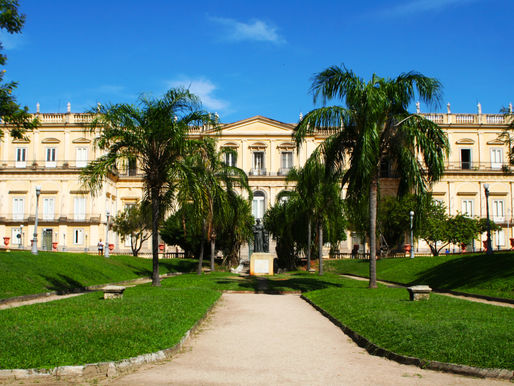 Museu Nacional ganha teto provisório de material metálico