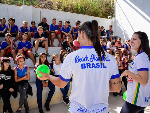 Alunos participam de clínica com atletas da seleção feminina brasileira