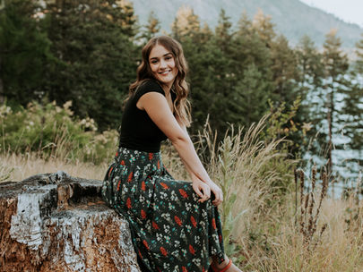 high school senior photo portrait session in cda coeur dalene idaho on the lake in the mountains. Post falls idaho photographer. 
