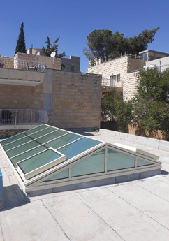 סקיילייט דו שיפועי עם חלונות חשמליים נפתחים