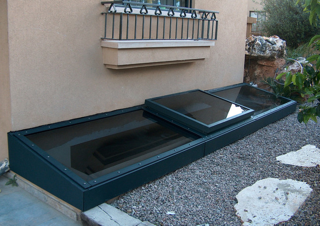 חצר אנגלית- סקיילייט חד שיפועי עם חלון חשמלי נפתח