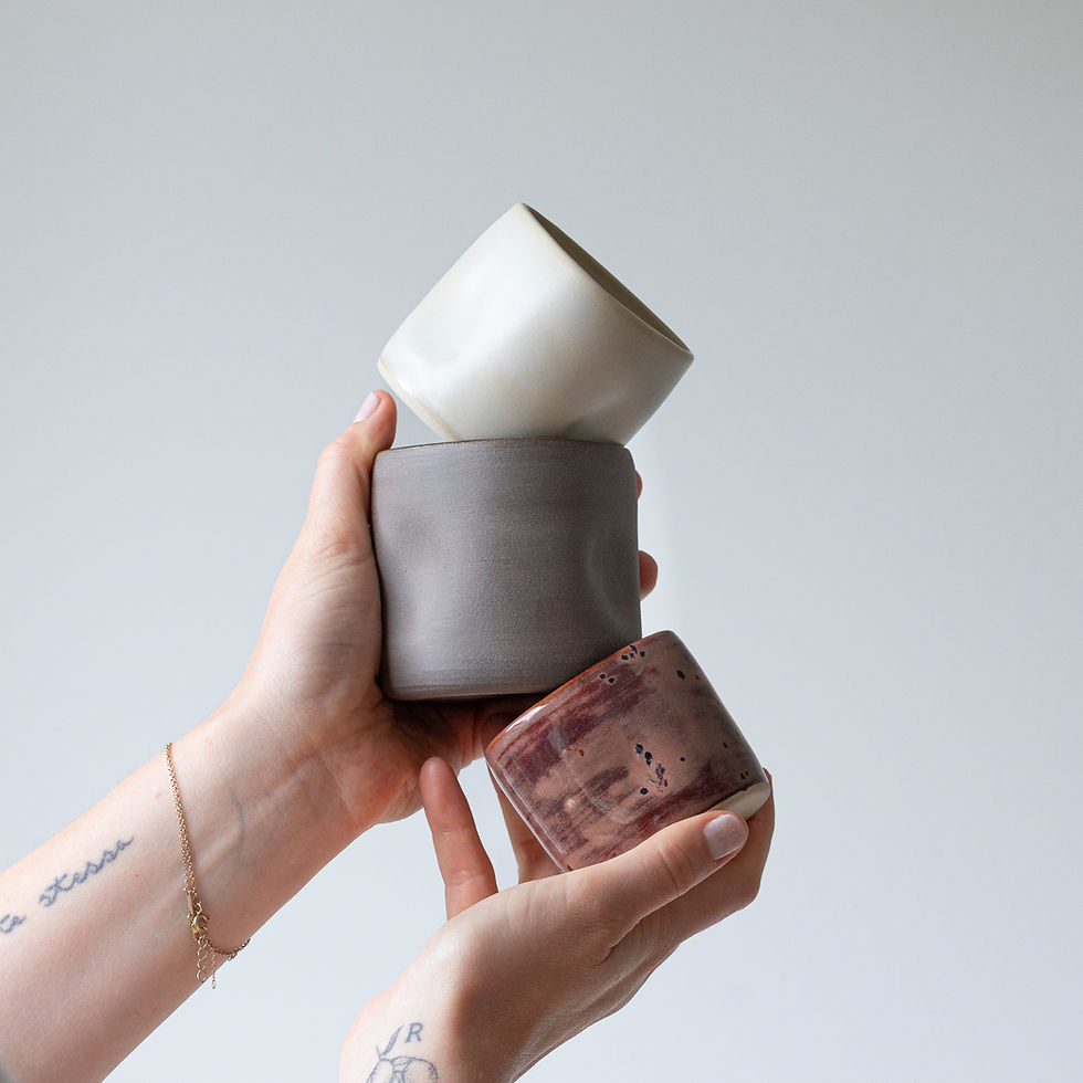Drie handgemaakte keramieken kopjes uit de Moon collectie in verschillende formaten