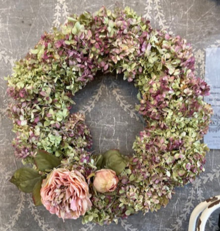Wand- Tischkranz mit Hortensien und Stoffrose, Handgefertigtes Einzelstück, bei MA's & MO's GmbH, Ulmiz