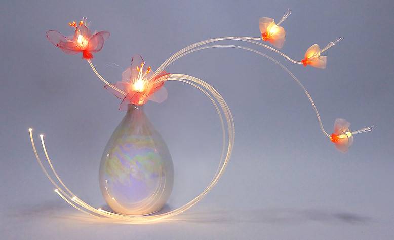 Parelmoeren vaas met lichtbloemen geinspireerd op de Ikebana